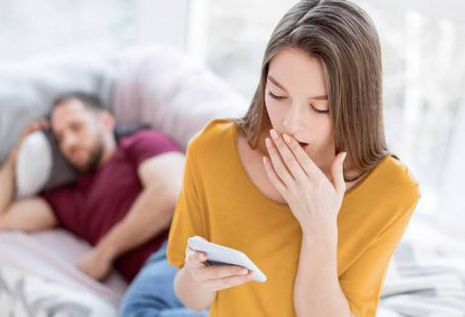 去抓出轨男人的把柄才能得到话语权和决定权